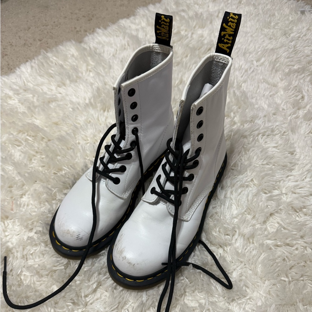 Dr. Martens Combat Boots ~ size 8 🤍